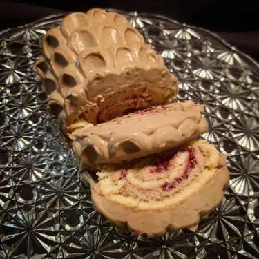 Rulltårta med choklad, saltlakrits och&nbsp;hallon