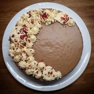 Moussetårta med kladdkakebotten, kaffemousse & dulce de&nbsp;leche-frosting