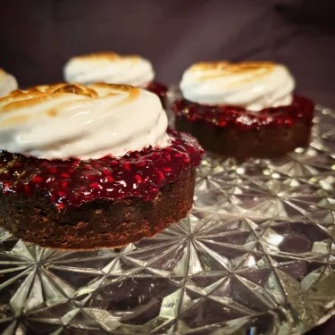 Minikladdkaka med hallongelé och&nbsp;maräng