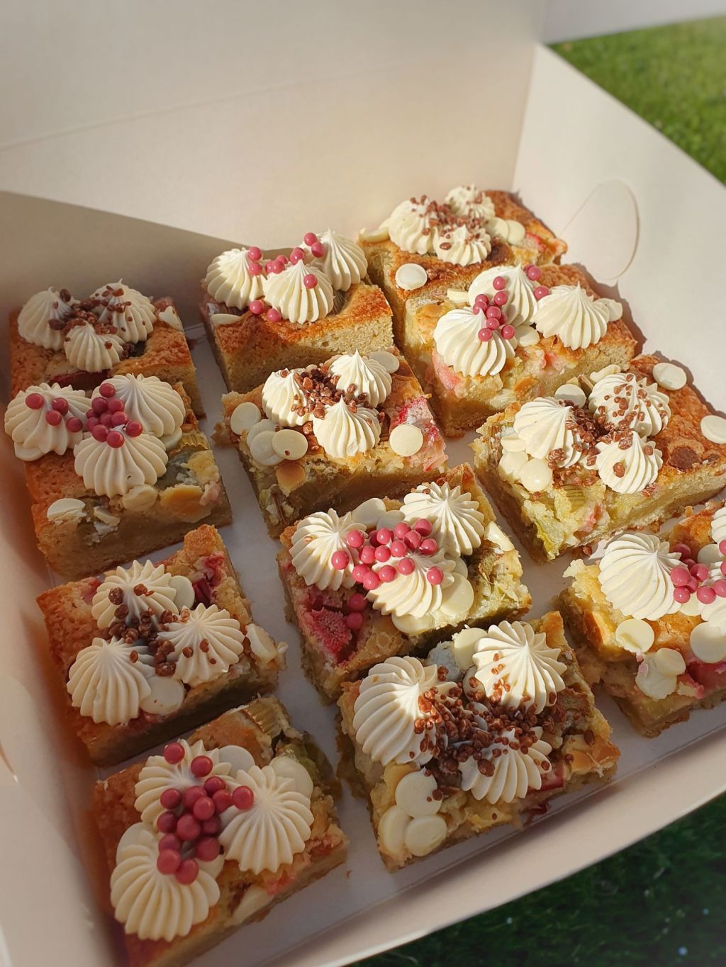 Bråttomkaka med rabarber och vit&nbsp;choklad